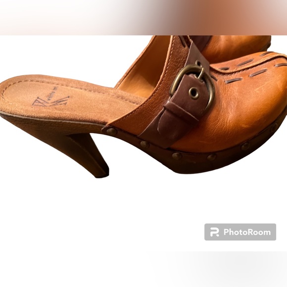 Slip on clog heels. Size 7.5 Great look and style. Brown. Platform style. - Picture 3 of 13